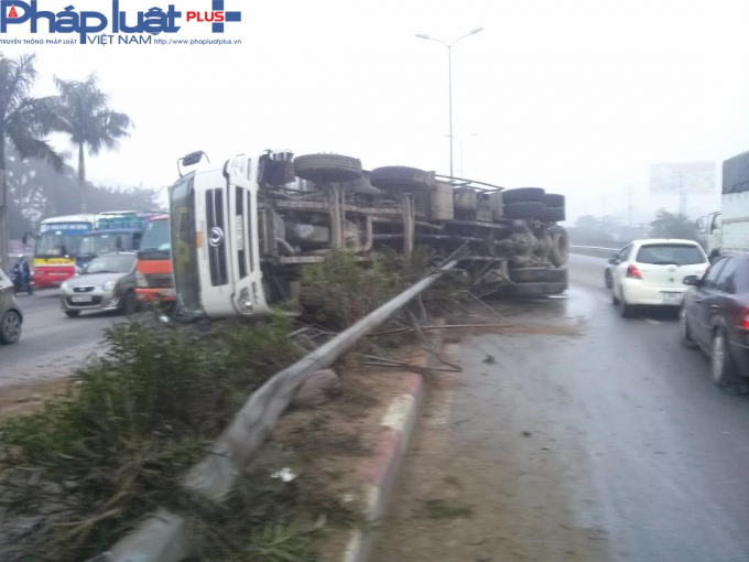 Xe tải lập g&acirc;y ảnh hưởng đến giao th&ocirc;ng.