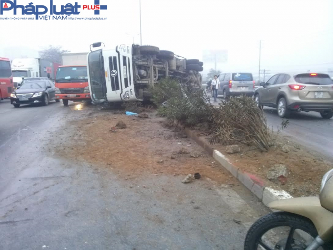 Chiếc xe tải bị lật nằm ngang giữa 2 l&agrave;n đường.