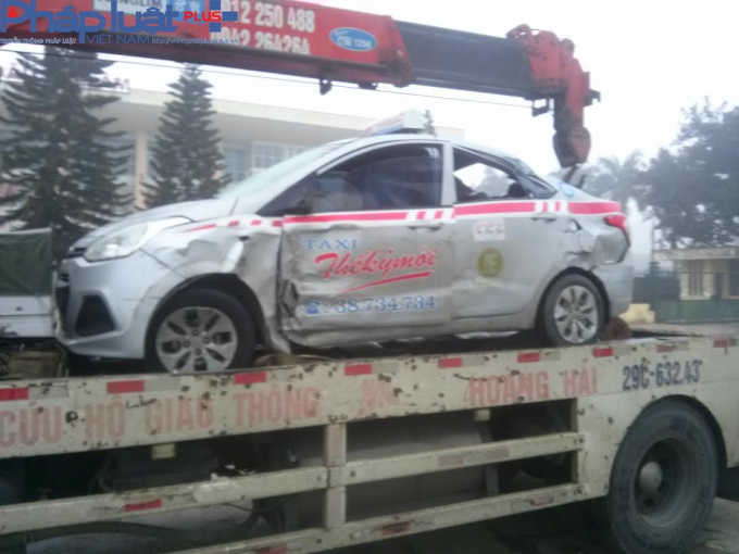 H&agrave; Nội: Xe tải hất văng taxi, h&uacute;c tung hơn 20m dải ph&acirc;n c&aacute;ch rồi lật giữa đường