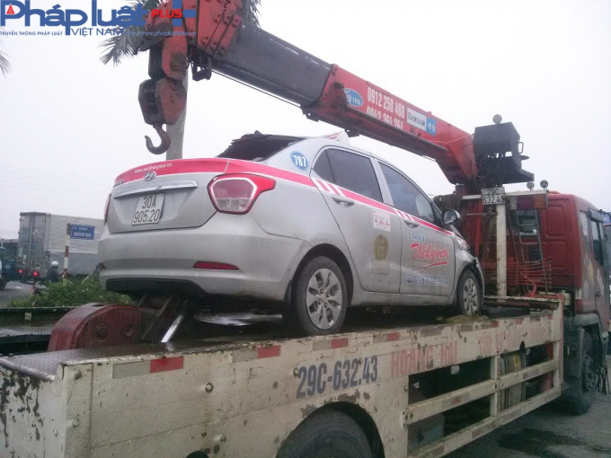 Chiếc xe taxi bị biến dạng.