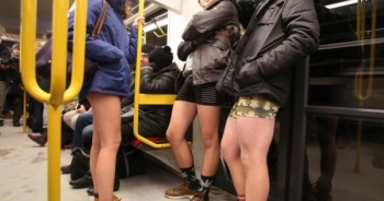 Thích thú với ngày hội không mặc quần trên tàu điện ngầm