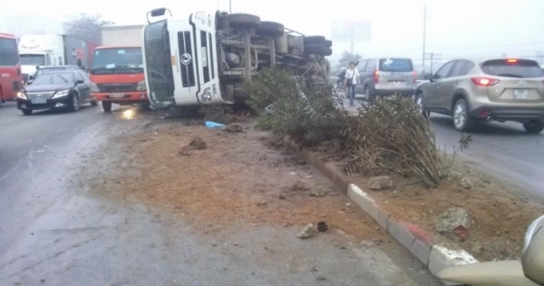 Hà Nội: Xe tải hất văng taxi, húc tung hơn 20m dải phân cách rồi lật giữa đường