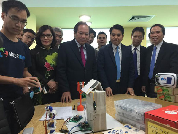 Bộ trưởng Bộ TT&amp;amp;amp;TT Trương Minh Tuấn v&agrave; Chủ tịch UBND TP H&agrave; Nội Nguyễn Đức Chung thăm quan c&aacute;c sản phẩm ứng dụng CNTT. Ảnh: KTĐT