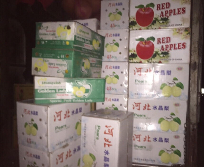 H&agrave;ng h&oacute;a bị lực lượng CSGT thu giữ.