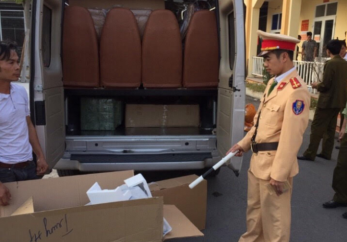 Lực lượng CSGT kiểm tra xe tải chở h&agrave;ng kh&ocirc;ng r&otilde; nguồn gốc xuất xứ.