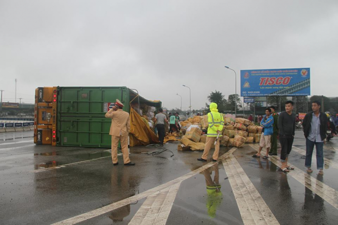 CSGT c&ocirc;ng an huyện Thạch H&agrave; cũng đ&atilde; sớm c&oacute; mặt, ph&acirc;n luồng v&agrave; điều tiết giao th&ocirc;ng.