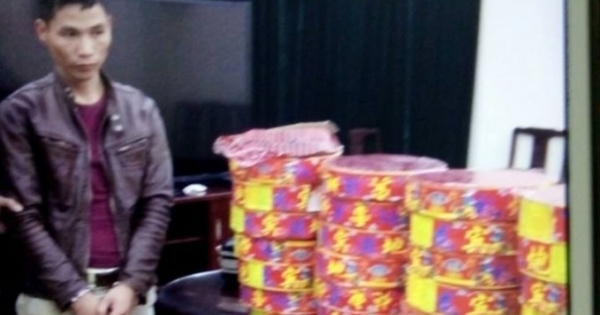 Hà Nội: Bắt đối tượng dùng taxi vận chuyển pháo lậu