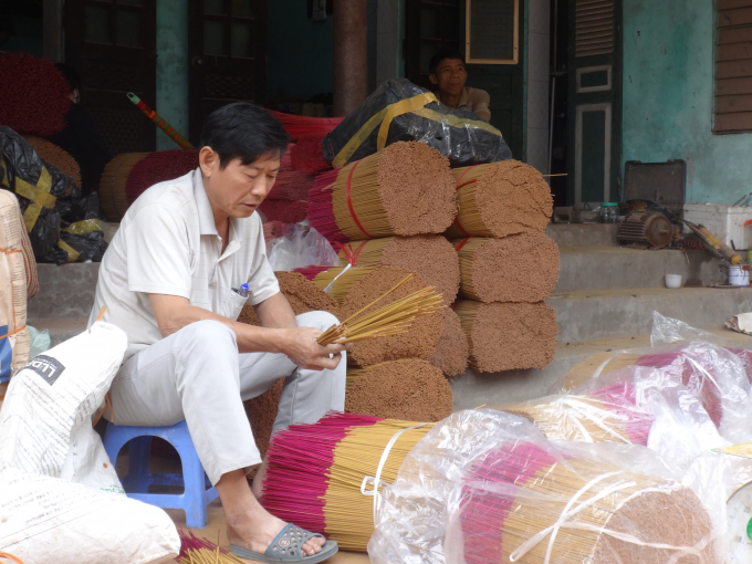 Hương sau khi phơi kh&ocirc; được đ&oacute;ng g&oacute;i theo b&oacute;. Mỗi b&oacute; khoảng 30 đến 50 que hương.