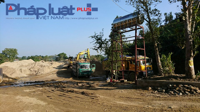 Bãi t&acirc;̣p k&ecirc;́t cát sỏi kh&ocirc;ng phép, đoạn đ&acirc;̀u c&acirc;̀u Sảo (xã Quang Minh huy&ecirc;̣n Bắc Quang - Hà Giang) xu&acirc;́t hi&ecirc;̣n nhi&ecirc;̀u xe cơi nới thùng thành, được máy xúc đắp cát cao có ngọn.