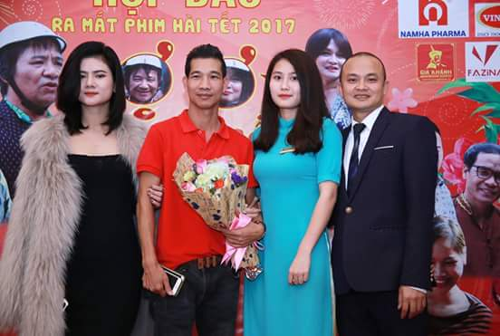 Đ&ocirc;ng đảo bạn b&egrave; nghệ sỹ đến ch&uacute;c mừng đạo diễn Phạm Nguy&ecirc;n Bắc.