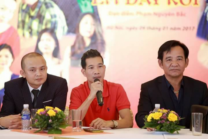 Đạo diễn Phạm Nguy&ecirc;n Bắc trong buổi họp b&aacute;o.