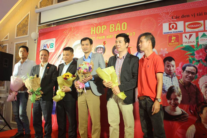 Đạo diễn Phạm Nguy&ecirc;n Bắc c&ugrave;ng bạn b&egrave;.