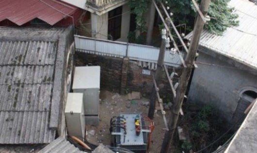 Trạm biến &aacute;p đặt trong l&ograve;ng khu d&acirc;n cư tiềm ẩn nguy cơ chập điện, mất an to&agrave;n.