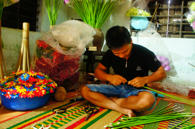 Những c&ocirc;ng đoạn cuối c&ugrave;ng cho c&aacute;nh hoa giấy ra thị trường.