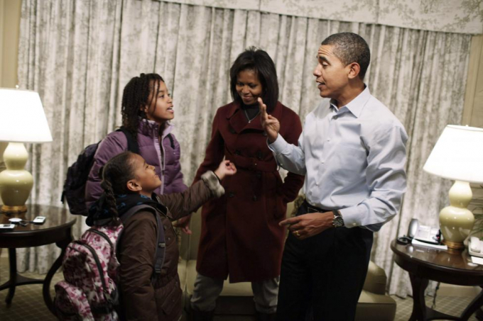 Sasha v&agrave; Malia trong ng&agrave;y đầu ti&ecirc;n đi học tại trường&nbsp;Sidwell Friends ở Washington. (Ảnh: Reuters)