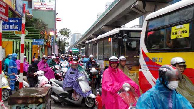 Đường Trần Ph&uacute;, đoạn giao cắt với đường Chiến Thắng (H&agrave; Đ&ocirc;ng), lu&ocirc;n trong t&igrave;nh trạng &ugrave;n tắc.