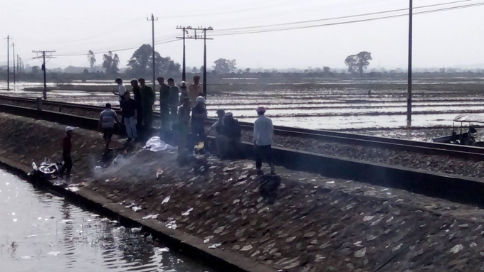 Nạn nhận bị t&agrave;u c&aacute;n chết trong khi đi c&ocirc;ng chuyện.