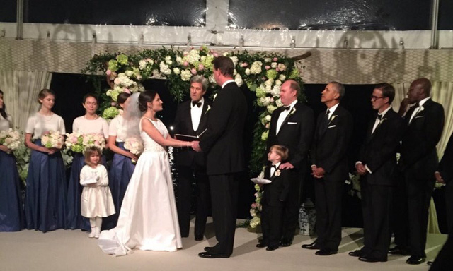 Lễ cưới c&ograve;n c&oacute; sự tham gia của Ngoại trưởng John Kerry (đứng giữa c&ocirc; d&acirc;u, ch&uacute; rể) v&agrave; Tổng thống Obama đứng trong h&agrave;ng ngũ c&aacute;c ph&ugrave; rể.