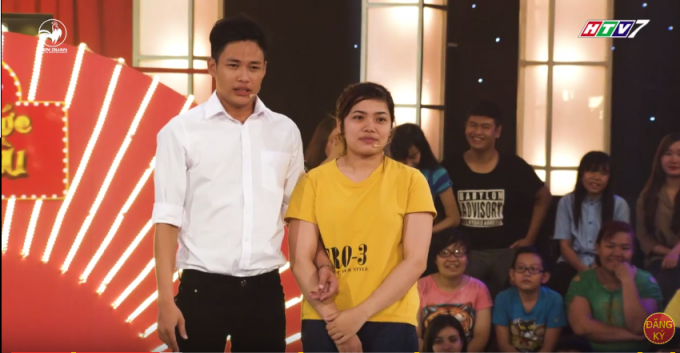 Tấn Lợi v&agrave; vợ sắp cưới (ảnh cắt từ clip)&nbsp;