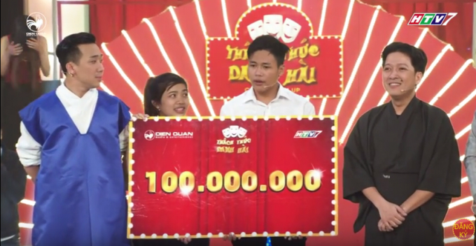 Tấn Lợi được giải thưởng 100 triệu của chương tr&igrave;nh v&agrave; gi&agrave;nh tấm v&eacute; bước v&agrave;o đ&ecirc;m Gala&nbsp;(ảnh cắt từ clip)
