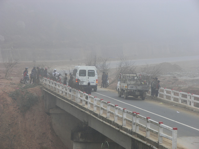 Cầu M&oacute;ng Sến v&agrave; cầu km 32 l&agrave; nơi thu h&uacute;t nhiều người mua b&aacute;n hoa đ&agrave;o Sa Pa.