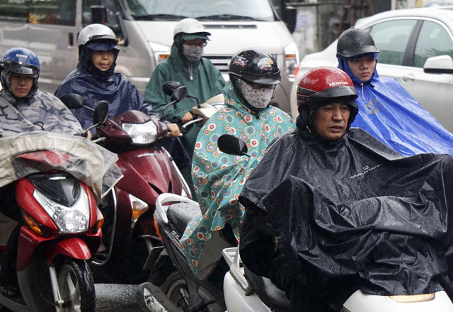 Đợt mưa lạnh ở thủ đ&ocirc; H&agrave; Nội k&eacute;o d&agrave;i đến nay đ&atilde; gần 3 ng&agrave;y li&ecirc;n tục. V&agrave;o c&aacute;c thời điểm đầu giờ s&aacute;ng v&agrave; cuối giờ chiều, học sinh, c&ocirc;ng chức rất vất vả v&igrave; nạn tắc đường trầm trọng. Người đi đường thường xuy&ecirc;n phải nh&iacute;ch từng m&eacute;t tr&ecirc;n những đoạn đường &aacute;ch tắc.
