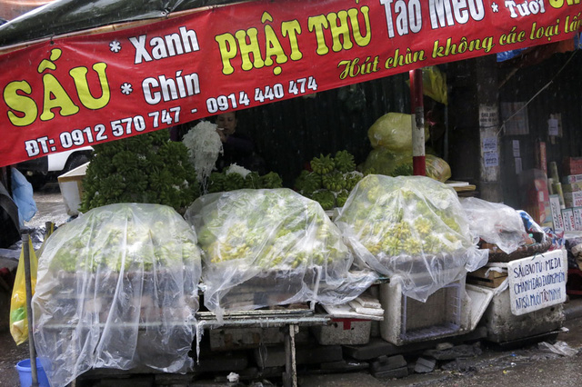 H&agrave;ng h&oacute;a được che chắn tr&aacute;nh nước mưa g&acirc;y hư hỏng.