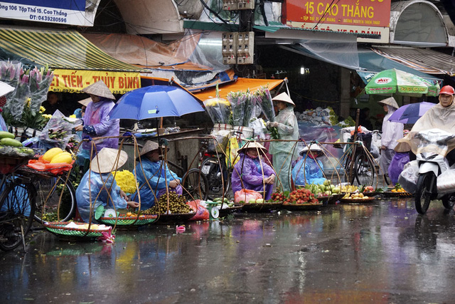 H&agrave;ng g&aacute;nh dầm m&igrave;nh dưới mưa.