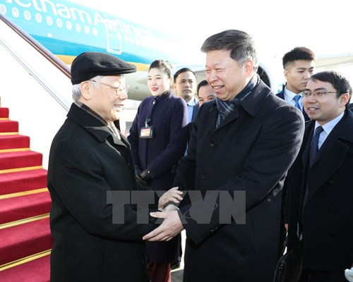 Trưởng Ban Li&ecirc;n lạc Đối ngoại Trung ương Tống Đ&agrave;o, Đại sứ Trung Quốc Hồng Tiểu Dũng đ&oacute;n Tổng B&iacute; thư Nguyễn Ph&uacute; Trọng tại S&acirc;n bay Quốc tế Bắc Kinh. (Ảnh: Tr&iacute; Dũng/TTXVN).