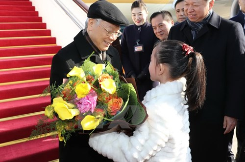 Thiếu nhi Trung Quốc tặng hoa ch&agrave;o đ&oacute;n Tổng B&iacute; thư Nguyễn Ph&uacute; Trọng tại S&acirc;n bay Quốc tế Bắc Kinh. (Ảnh: Tr&iacute; Dũng/TTXVN).