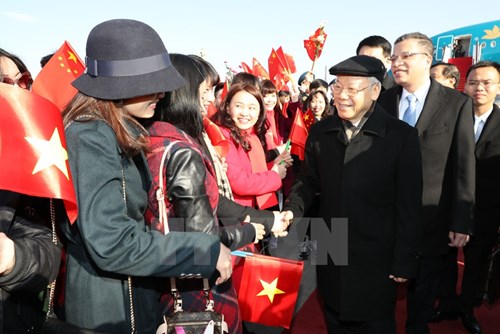 C&aacute;n bộ, nh&acirc;n vi&ecirc;n Đại sứ qu&aacute;n, đại diện cộng đồng người Việt v&agrave; lưu học sinh Việt Nam đ&oacute;n Tổng B&iacute; thư Nguyễn Ph&uacute; Trọng tại S&acirc;n bay Quốc tế Bắc Kinh. (Ảnh: Tr&iacute; Dũng/TTXVN).