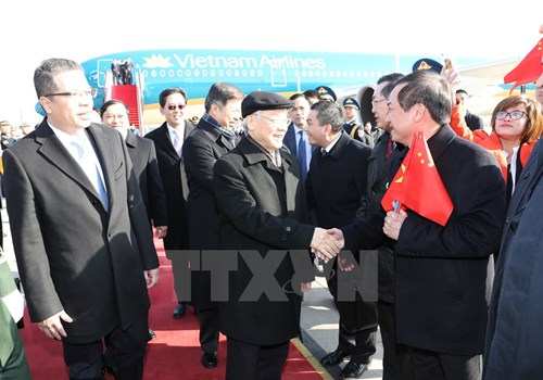 C&aacute;n bộ, nh&acirc;n vi&ecirc;n Đại sứ qu&aacute;n, đại diện cộng đồng người Việt v&agrave; lưu học sinh Việt Nam đ&oacute;n Tổng B&iacute; thư Nguyễn Ph&uacute; Trọng tại S&acirc;n bay Quốc tế Bắc Kinh. (Ảnh: Tr&iacute; Dũng/TTXVN).