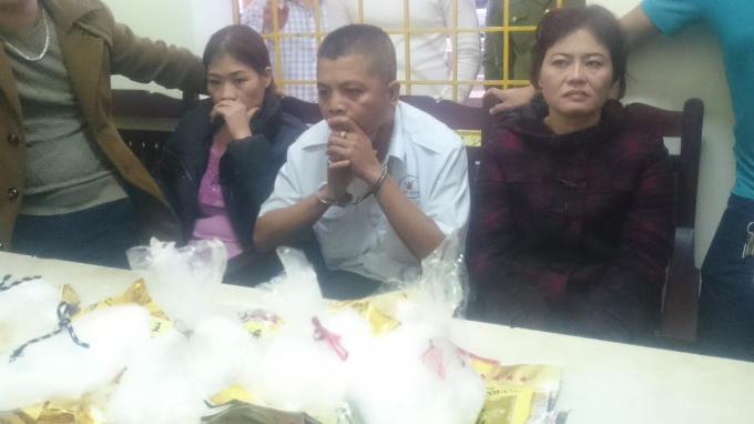 C&aacute;c đối tượng v&agrave; tang vật tại cơ quan điều tra.