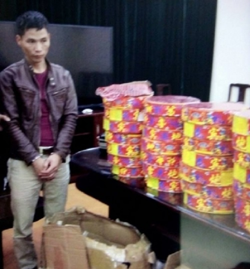 Đối tượng Mạnh Trọng H&agrave; c&ugrave;ng tang vật bị thu giữ tại cơ quan cảnh s&aacute;t điều tra.