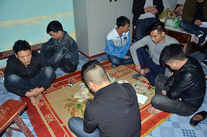 &nbsp;C&aacute;c đối tượng đ&aacute;nh bạc dưới h&igrave;nh thức x&oacute;c đĩa ăn tiền.