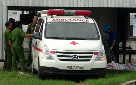 Xe cứu thương chở thi thể nạn nh&acirc;n ra ngo&agrave;i. (Ảnh: Zing).