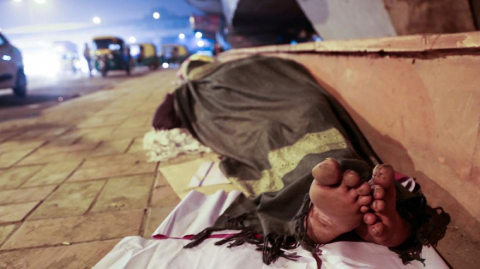 Delhi l&agrave; một trong những th&agrave;nh phố c&oacute; điều kiện thời tiết khắc nghiệt nhất tr&ecirc;n thế giới. &nbsp;Với nhiều người v&ocirc; gia cư, quần &aacute;o ấm v&agrave; &aacute;o kho&aacute;c l&agrave; những m&oacute;n đồ xa xỉ. (Ảnh: AMAL)