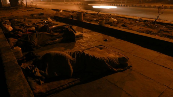 Họ phải trải qua nhiều đ&ecirc;m d&agrave;i ngay tr&ecirc;n c&aacute;c vỉa h&egrave;. (Ảnh: AMAL KS/HT)