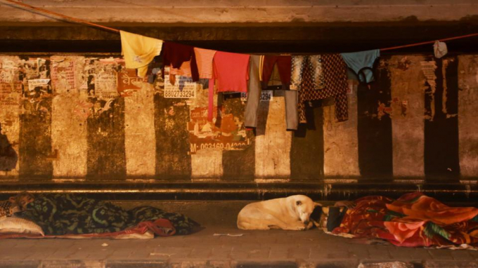 Theo c&aacute;c con số thống k&ecirc;, hiện c&oacute; khoảng 197 người v&ocirc; gia cư sống ẩn dật ngo&agrave;i đường phố Delhi, Ấn Độ; trong đ&oacute; c&oacute; 19 phụ nữ v&agrave; nhiều trẻ em. (Ảnh: AMAL KS/HT)