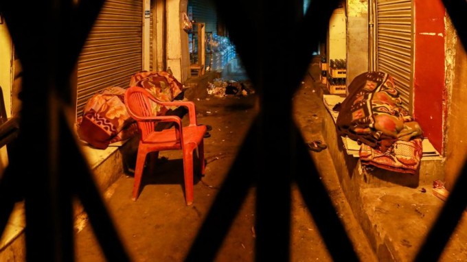 Tại nhiều cửa h&agrave;ng, c&ocirc;ng nh&acirc;n l&agrave;m thu&ecirc; phải ngủ ở vỉa h&egrave; trước cửa v&igrave; chẳng c&oacute; nh&agrave; để về, m&agrave; cũng kh&ocirc;ng đủ tiền để thu&ecirc; nh&agrave; nghỉ. (Ảnh: AMAL KS/HT)