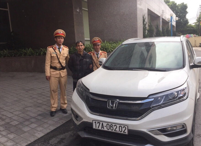 Đặng Xu&acirc;n Đ&ocirc;ng (&aacute;o đen) c&ugrave;ng chiếc xe bị lực lượng CSGT đội 1-18 kiểm tra.