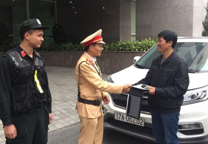 Đại diện&nbsp;C&ocirc;ng ty TNHH sản xuất v&agrave; thương mại Th&agrave;nh Hồng vui vẻ nhận lại phương tiện bị mất trước đ&oacute;.