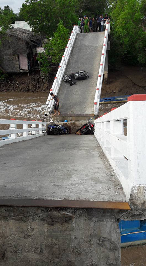 Hiện trường c&acirc;y cầu ở C&agrave; Mau bị g&atilde;y l&agrave;m đ&ocirc;i. Ảnh: Facebook khỉ con.