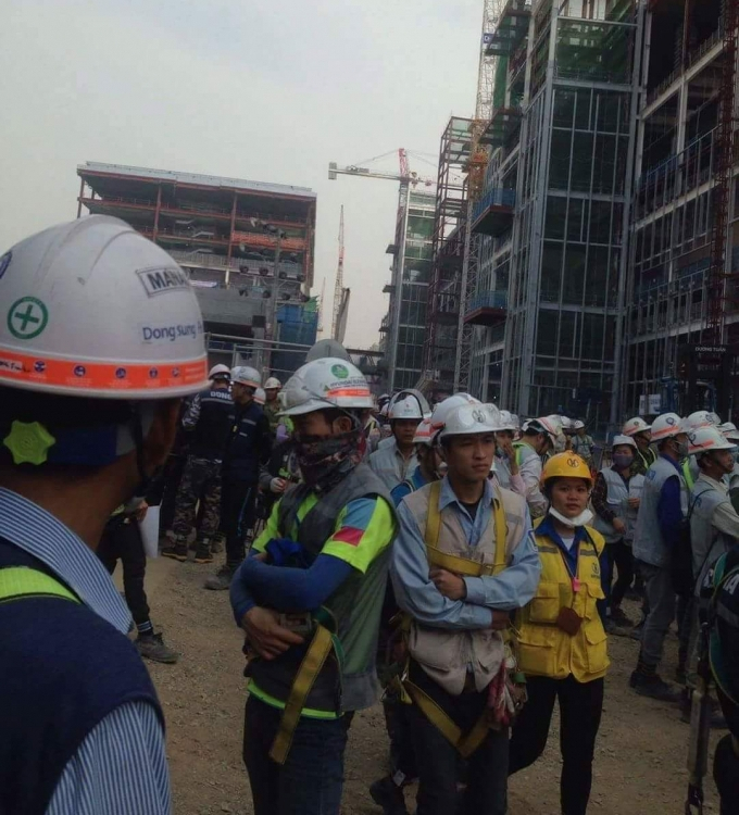 Nhiều c&ocirc;ng nh&acirc;n tại c&ocirc;ng trường nh&agrave; m&aacute;y V3 Samsung được cho nghỉ việc ngay sau khi sự việc xảy ra. Ảnh: bạn đọc cung cấp.