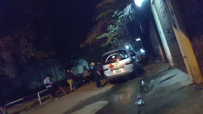 Người th&acirc;n v&agrave; đồng nghiệp nạn nh&acirc;n t&uacute;c trực ph&iacute;a ngo&agrave;i nh&agrave; Đại thể. Ảnh: Huy Trung