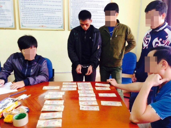 Đối tượng Triệu Văn Diện v&agrave; số tang vật tại cơ quan C&ocirc;ng an.