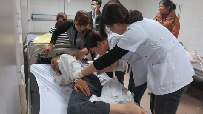 Nạn nh&acirc;n trong vụ lật xe kh&aacute;ch được cấp cứu tại BVĐK 115 Nghệ An.
