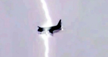 Video: Máy bay Nga bị sét đánh trúng khi vừa cất cánh khỏi sân bay