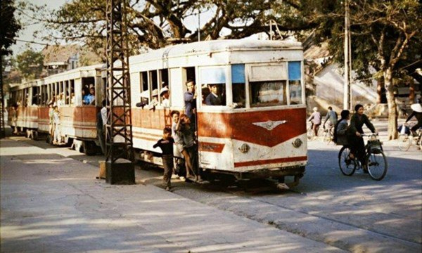 H&igrave;nh ảnh những chiếc xe điện phổ biến tại H&agrave; Nội trước kia