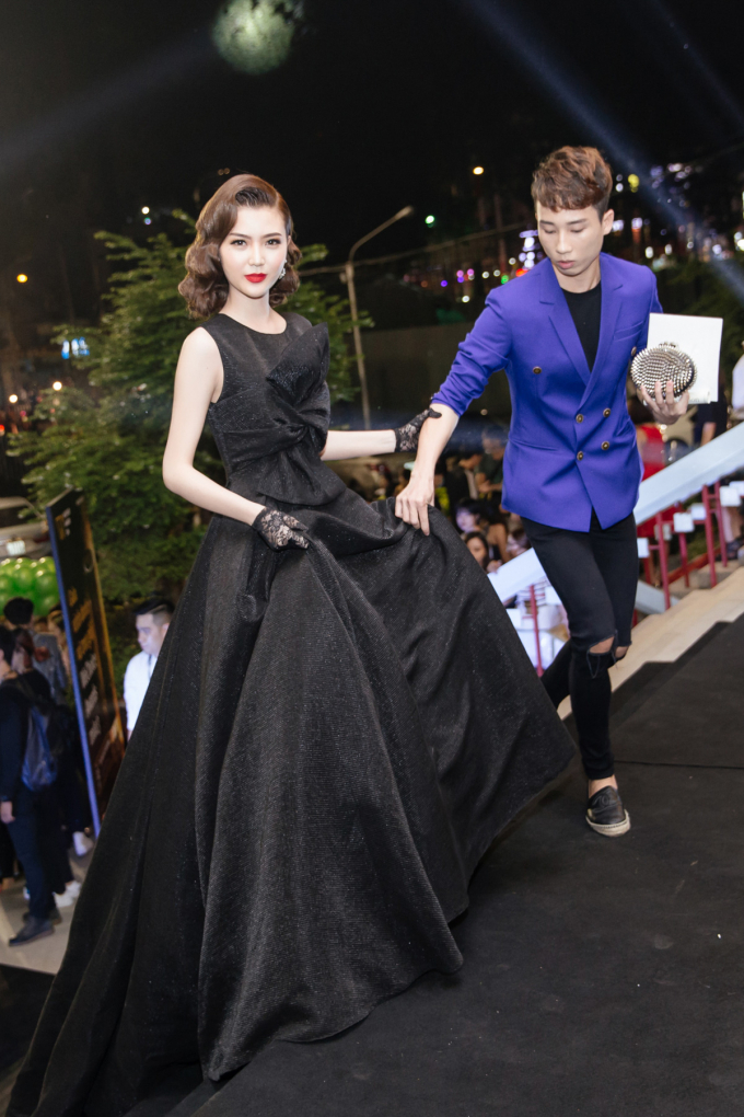 Hoa hậu Ngọc Duy&ecirc;n g&acirc;y ch&uacute; &yacute; với phong c&aacute;ch qu&yacute; tộc tr&ecirc;n thảm đỏ